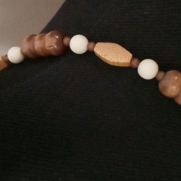 Unbranded Wood and Cream Bead Necklace - Picture 3 of 4